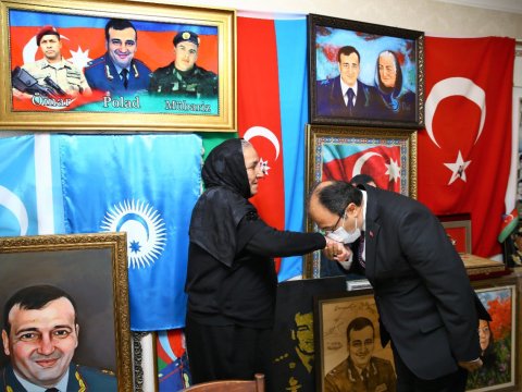 Türkiyə səfiri Polad Həşimovun anasının əlindən öpdü - FOTO