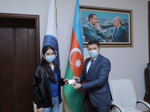 Rektor Polad Həşimovun qızına tələbə biletini təqdim etdi - FOTO