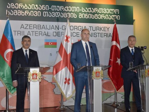 Üç ölkənin müdafiə nazirləri jurnalistlərin suallarını cavablandırıb - FOTO