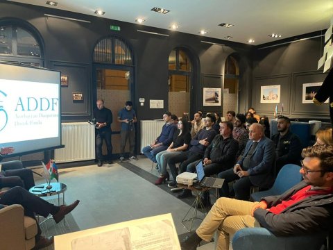 Budapeştdə soydaşlarımızla görüş