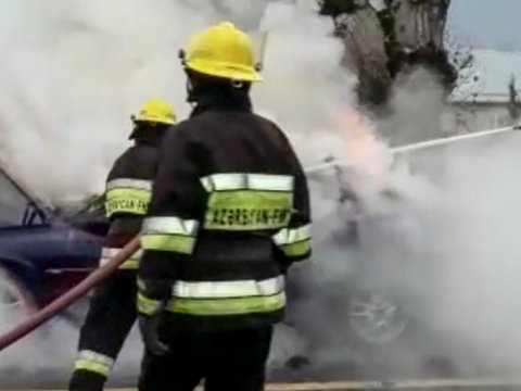 Bakıda iki avtomobil yanıb
