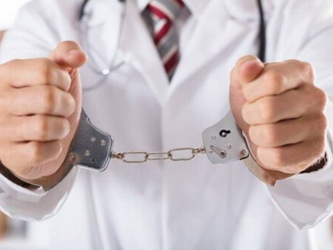 Həbs edilən baş həkim 140 xəstədən rüşvət alıb