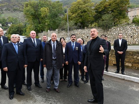 İlham Əliyev xocavəndlilərlə Tuğ kəndinə getdi