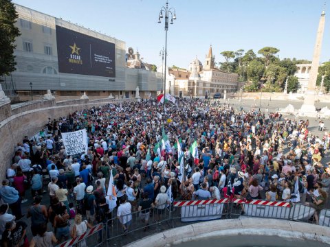 İtaliyada polislə etirazçılar toqquşdu - Yaralılar var