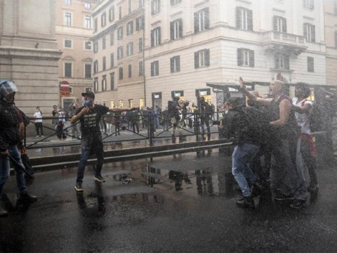 İtaliyada ara qarışdı: etirazçıların üzərinə polis yeridildi