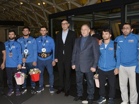 Nazir güləşçiləri aeroportda qarşıladı - FOTO