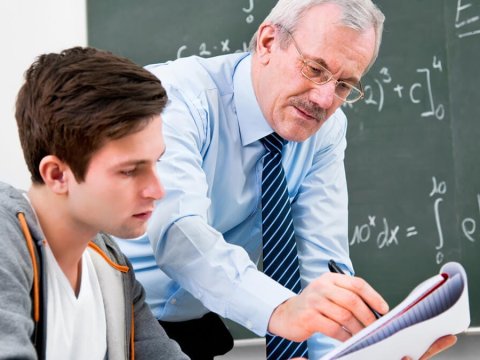 Yaşlı müəllimlər pensiyaya niyə urvatsız yola salınır...  