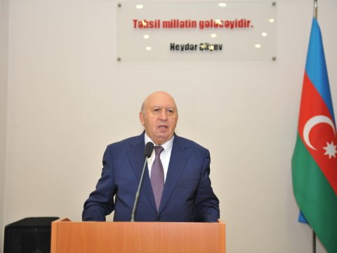 Rektor tələbələrlə görüşdü