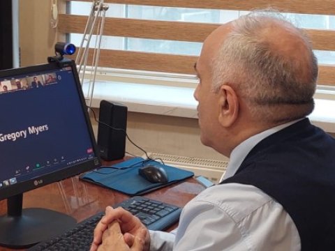 Komitə rəsmisi Qreqori Mayerslə videoformatda görüşdü