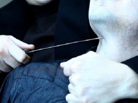 Sürücü avtomobillə vurduğu piyadanın boğazını kəsdi