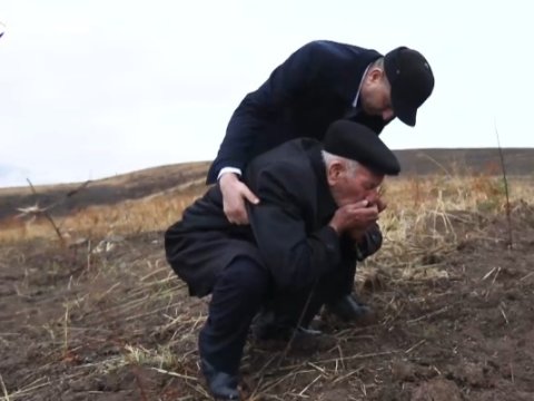 Milli Qəhrəmanın atası oğlunun şəhid olduğu yeri öpdü - VİDEO