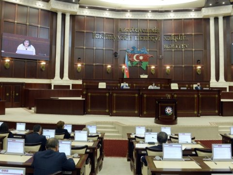 “Təhsil haqqında” qanuna dəyişikliklər birinci oxunuşdan keçdi