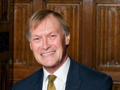 Britaniyalı deputat bıçaqlandı