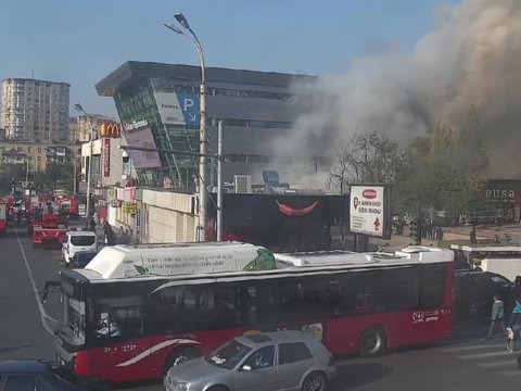 Ticarət mərkəzindəki yanğın söndürülüb - YENİLƏNİB