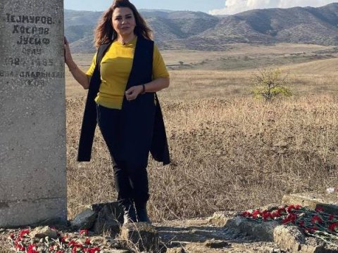 Xalq artisti 28 il sonra atasının məzarı başında - FOTO