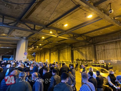İvanişvilinin biznes mərkəzi qarşısında etiraz aksiyası