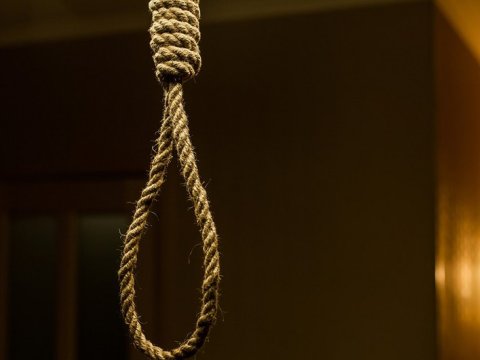 22 yaşlı oğlan məktəbin həyətində özünü asdı