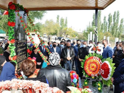 İcra başçısı şəhidin məzarını ziyarət edib