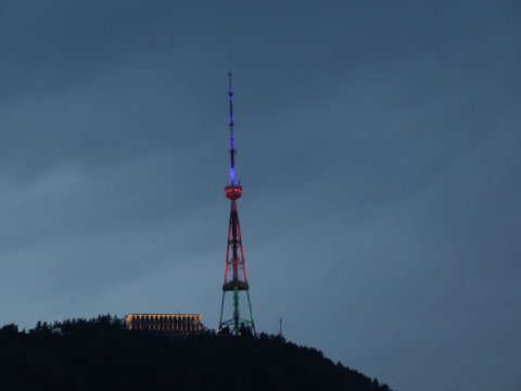 Tbilisi teleqülləsi Azərbaycan bayrağı rəngində