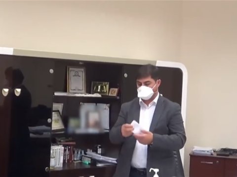 Xəstəxana direktorunun rüşvət başında yaxalanma anı - VİDEO