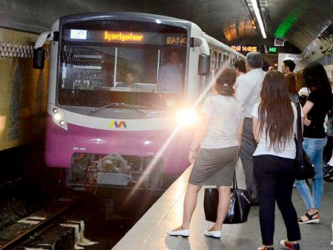 Metroda həyəcanlı anlar - Qatar boşaldıldı