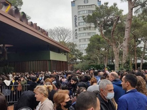 Zooparkdakı izdihama direktordan ÇAĞIRIŞ: “Həftəsonları gəlməyin!”