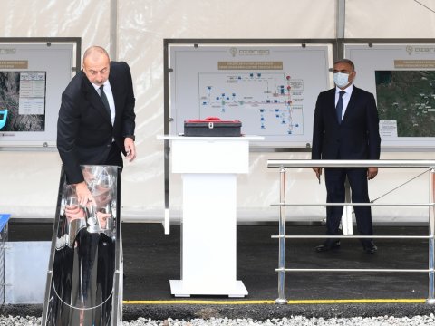 Dövlət başçısı və xanımı Rəqəmsal Yarımstansiyanın təməlqoyma MƏRASİMİNDƏ