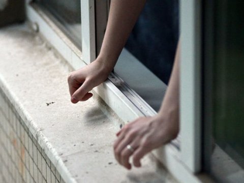 İki uşaq anası özünü binadan atdı