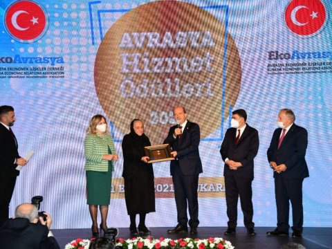 Kıbrısın prezidenti Polad Həşimovun anasına ödül verdi  