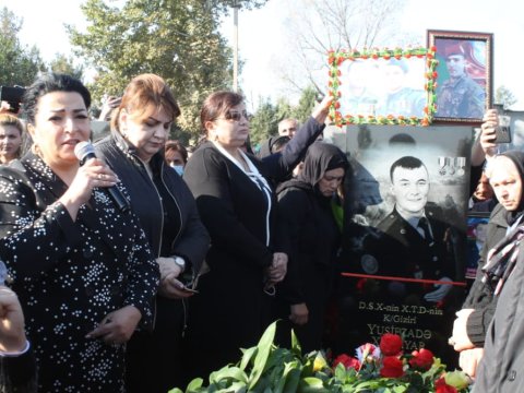 Fatma Yıldırım şəhid Xudayarın məzarını ziyarət etdi