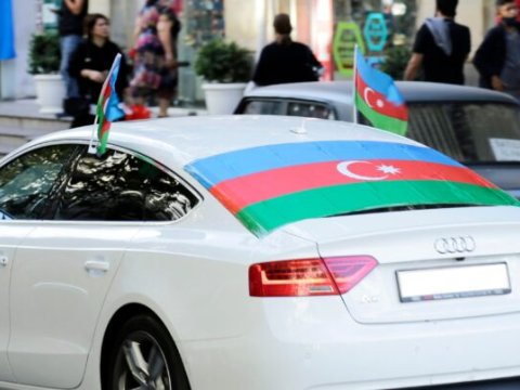 “Şəxsi maşınların şüşəsinə bayraq vurula bilməz!” - Polisdən XƏBƏRDARLIQ