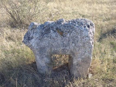 Laçında qəbirüstü at fiqurları tapıldı