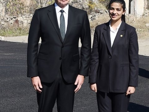 İlham Əliyev tələbələrlə söhbətləşdi - VİDEO