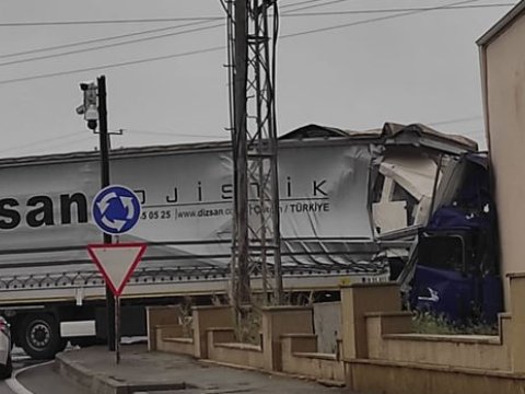 Bakıda TIR ağır qəza törətdi - VİDEO
