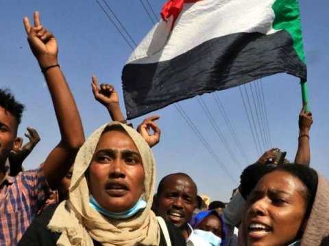 Afrika İttifaqı Sudanın üzvlüyünü DAYANDIRIR