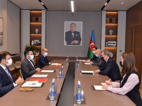 Ceyhun Bayramov İƏT rəsmisi ilə görüşdü