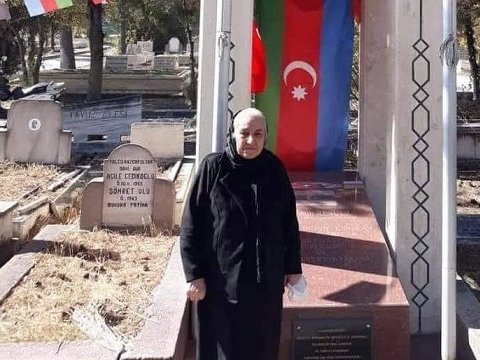 Polad Həşimovun anası Rəsulzadənin məzarını ziyarət etdi - FOTOLAR  