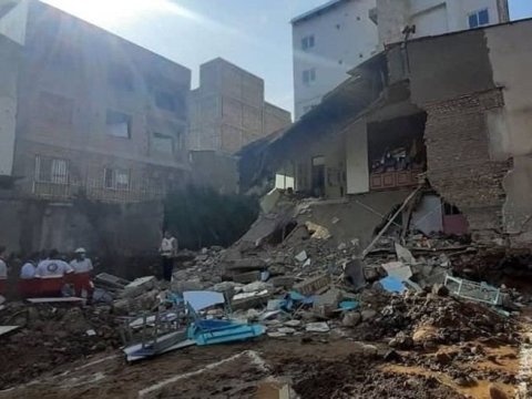 İranda məktəb divarı aşdı - Məktəblilər yaralandı