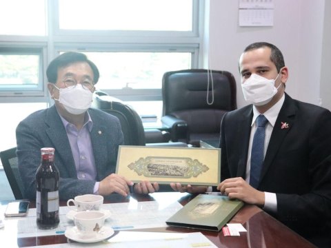 Diaspor üzvlərimiz koreyalı deputatla görüşdü