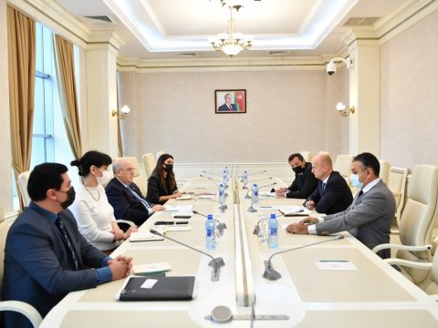 Əhliman Əmiraslanov UNİCEF-in nümayəndəsilə görüşüb