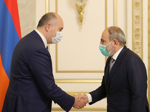 Gürcüstanın müdafiə naziri Ermənistana GETDİ