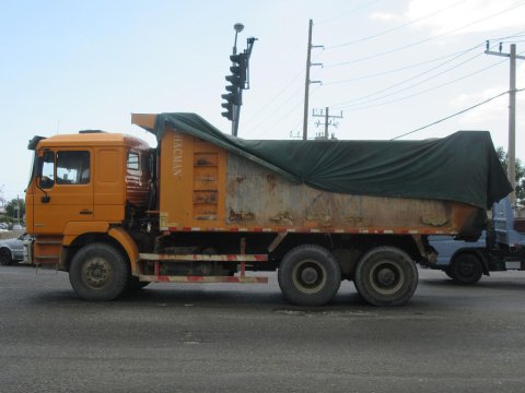 İki yük maşını toqquşdu - Bir nəfər öldü