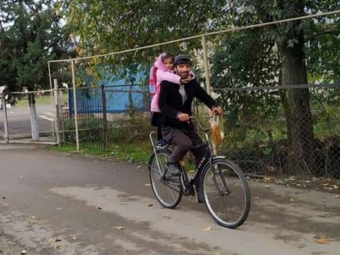 Qızını velosipedlə dərsə aparan ata: zibillikdən dəmir toplamaqla çörəkpulu qazanır