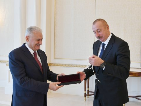 Binəli Yıldırım İlham Əliyevə təsbeh bağışladı - YENİLƏNİB