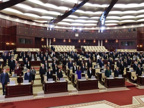 Parlament şəhidlərin xatirəsini yad etdi