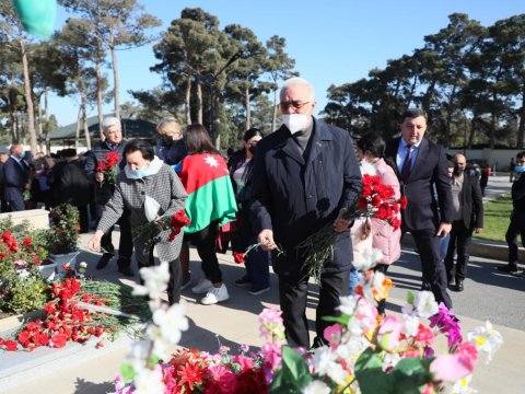 Ağsaqqallar Şəhidlər Xiyabanında - FOTOLAR 