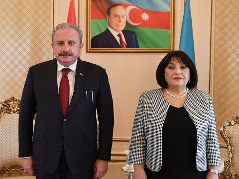 Mustafa Şentop Sahibə Qafarovanı təbrik etdi 