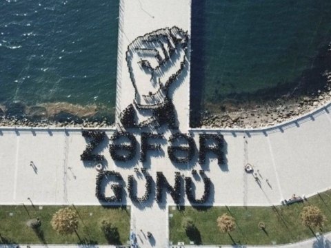 Zəfər Günü ilə bağlı maraqlı fləşmob - FOTO