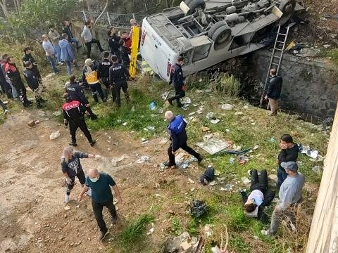 Türkiyədə mikroavtobus dərəyə aşdı - 2 ölü, 20 yaralı