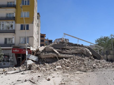Malatyada çökən binanın altından daha 2 nəfər çıxarıldı - YENİLƏNİB